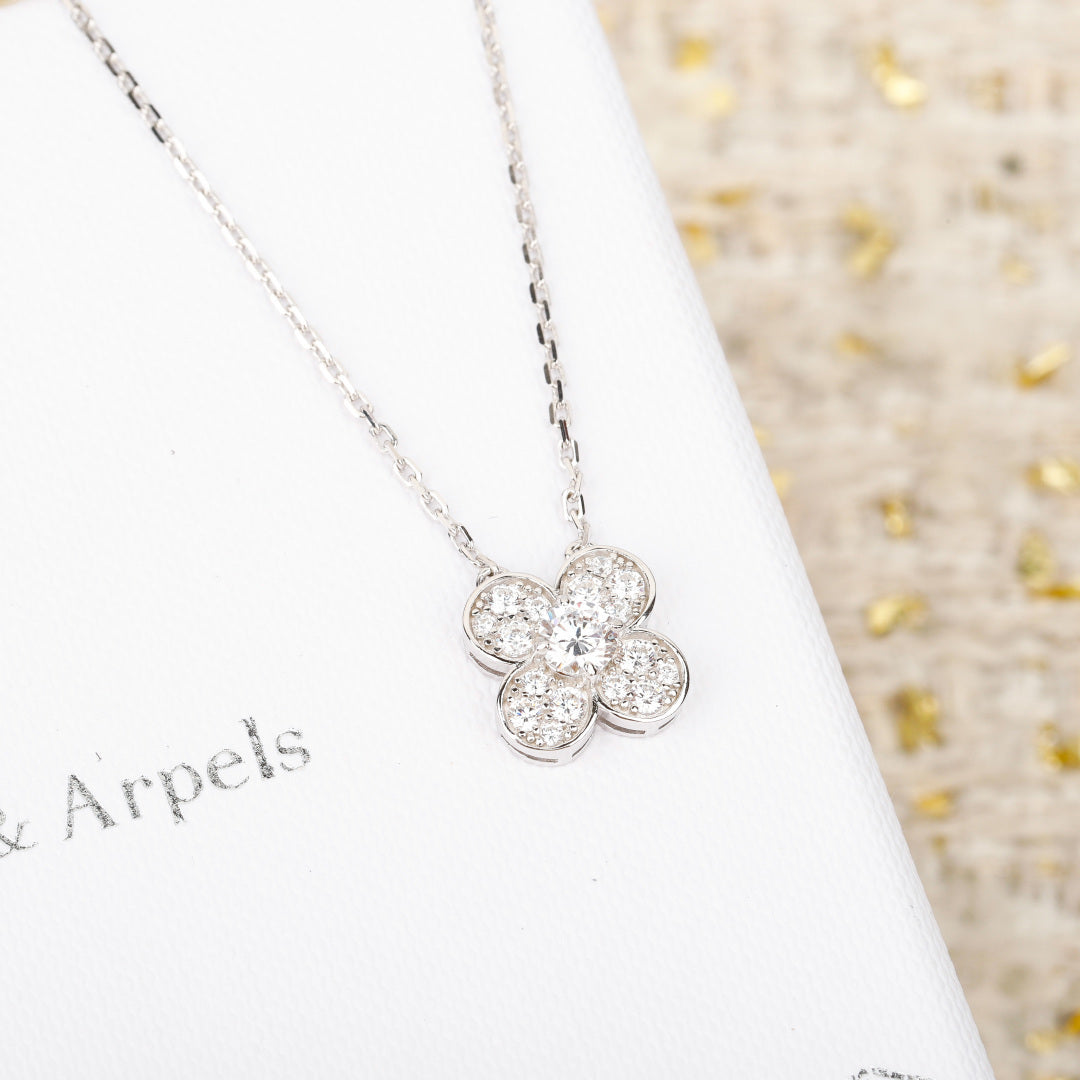 【関税負担なし・送料無料・代引可】ヴァンクリーフ&アーペル ネックレス 未使用 箱付き