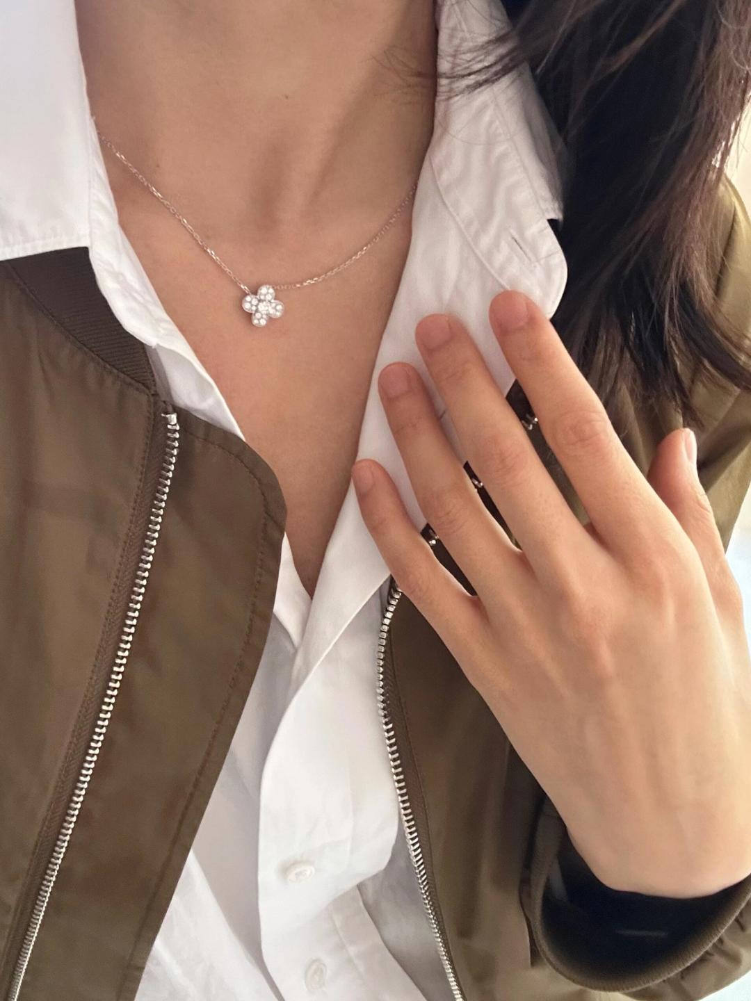 【関税負担なし・送料無料・代引可】ヴァンクリーフ&アーペル ネックレス 未使用 箱付き