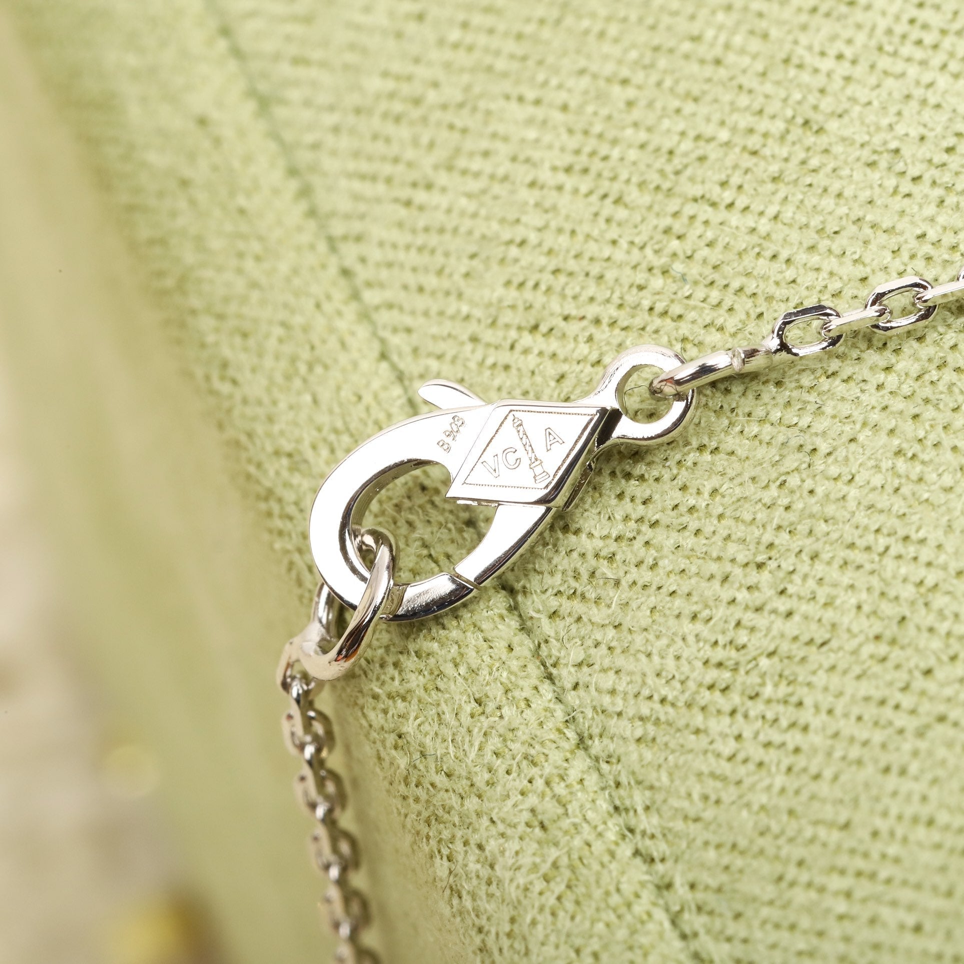 【関税負担なし・送料無料・代引可】ヴァンクリーフ&アーペル ネックレス 未使用 箱付き