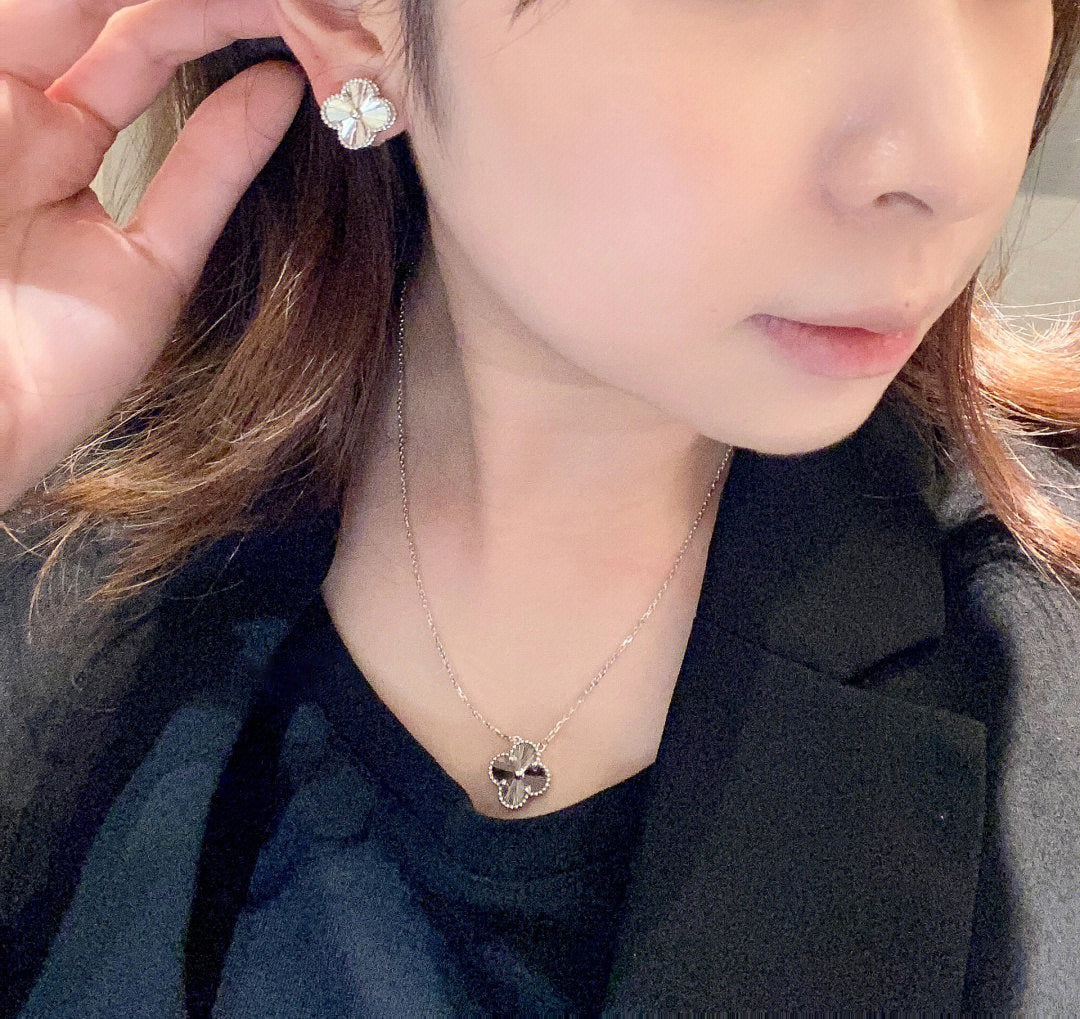 【関税負担なし・送料無料・代引可】ヴァンクリーフ&アーペル ネックレス 未使用 箱付き