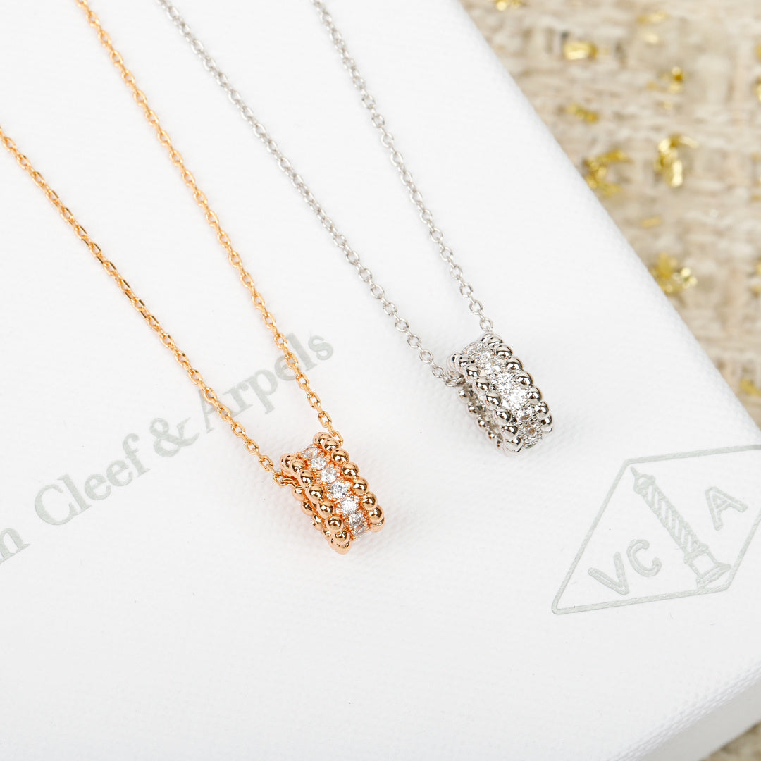 【関税負担なし・送料無料・代引可】ヴァンクリーフ&アーペル ネックレス 未使用 箱付き