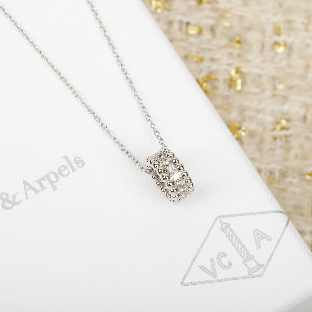 【関税負担なし・送料無料・代引可】ヴァンクリーフ&アーペル ネックレス 未使用 箱付き