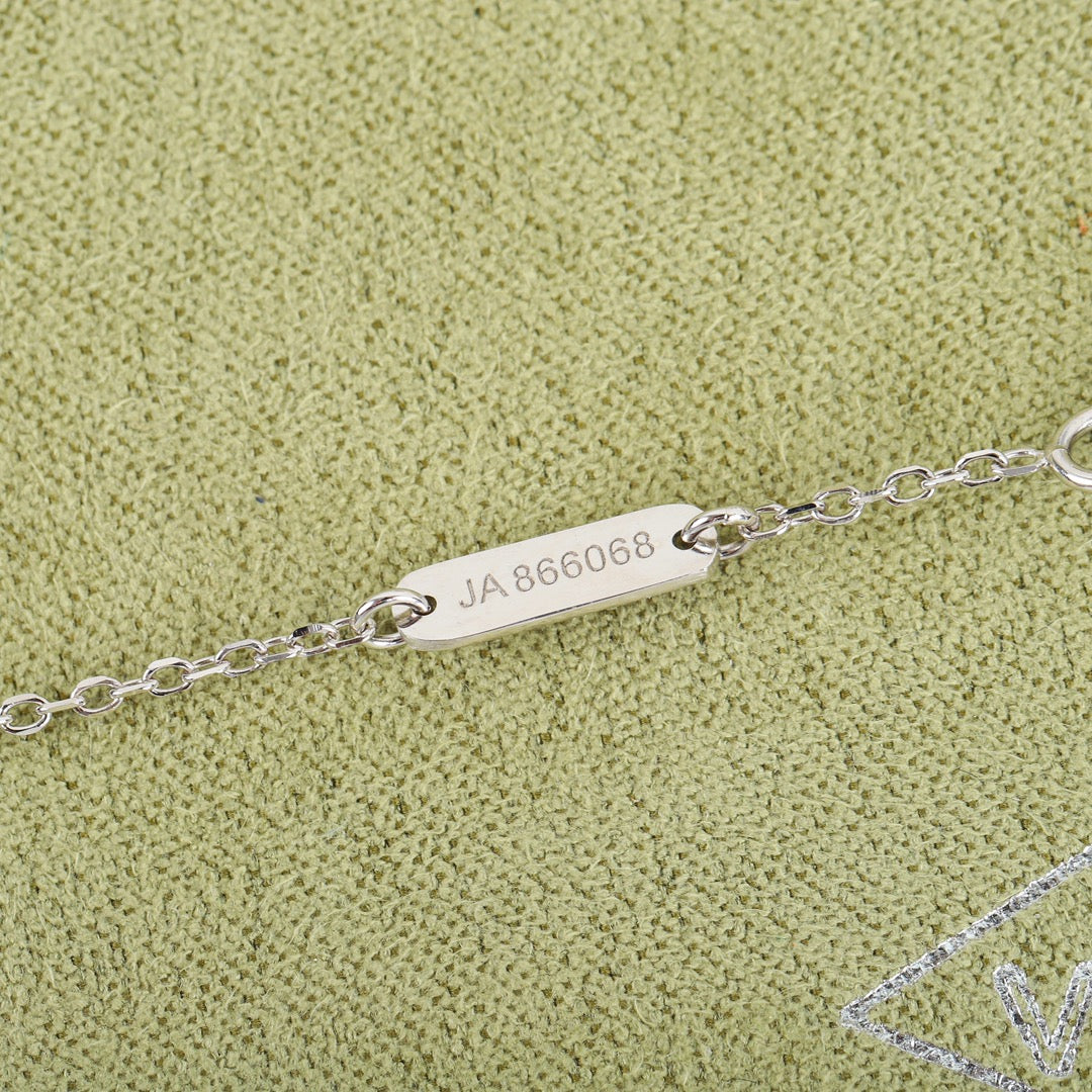 【関税負担なし・送料無料・代引可】ヴァンクリーフ&アーペル ネックレス 未使用 箱付き