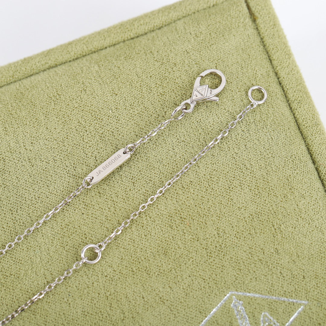 【関税負担なし・送料無料・代引可】ヴァンクリーフ&アーペル ネックレス 未使用 箱付き