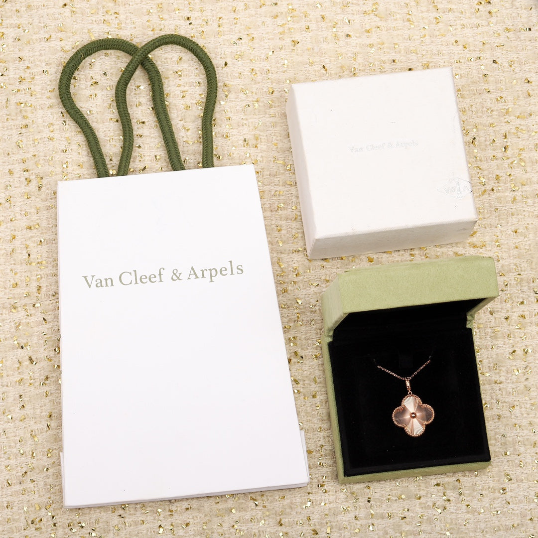 【関税負担なし・送料無料・代引可】ヴァンクリーフ&アーペル ネックレス 未使用 箱付き