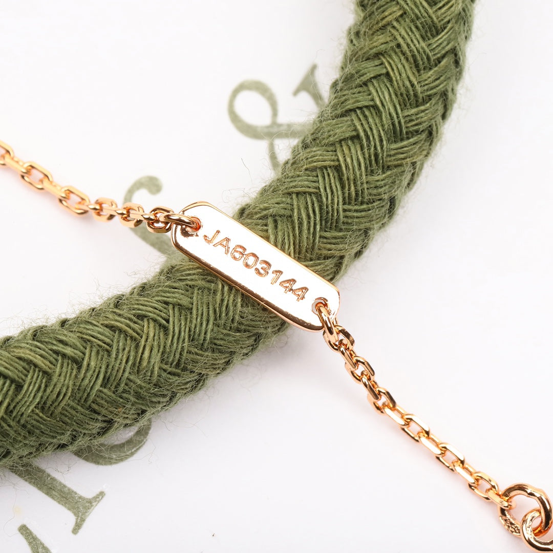 【関税負担なし・送料無料・代引可】ヴァンクリーフ&アーペル ネックレス 未使用 箱付き