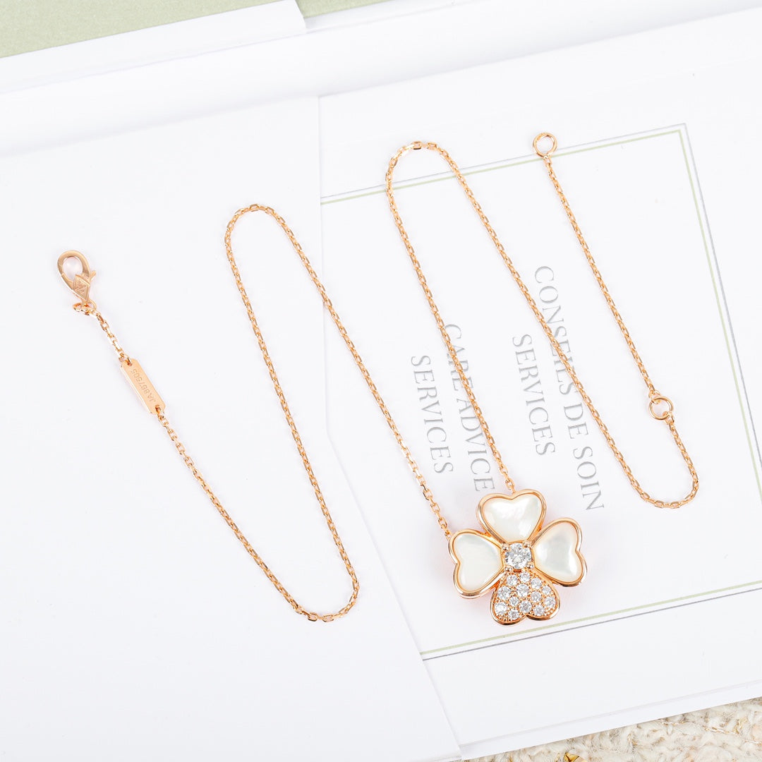 【関税負担なし・送料無料・代引可】ヴァンクリーフ&アーペル ネックレス 未使用 箱付き