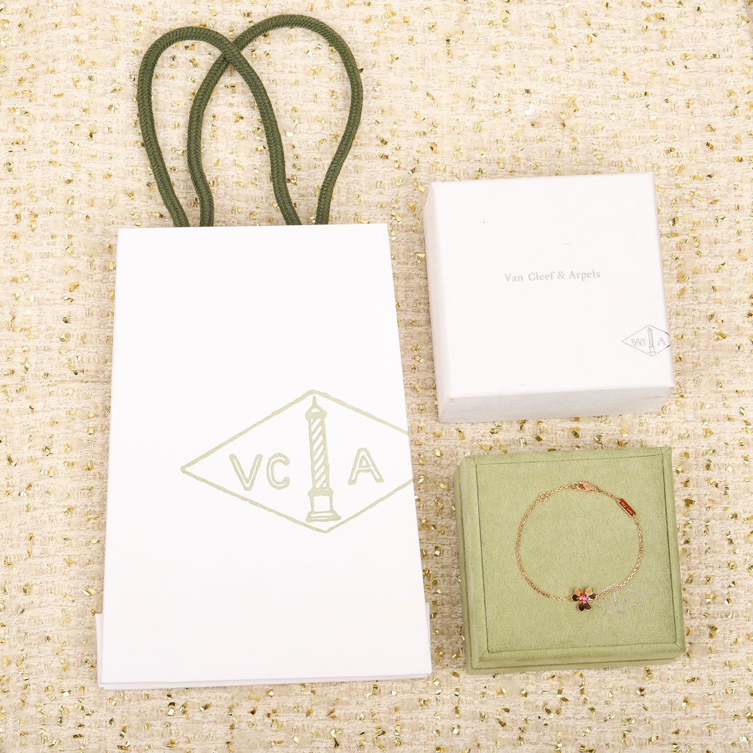 【関税負担なし・送料無料・代引可】ヴァンクリーフ&アーペル ブレスレット 未使用 箱付き