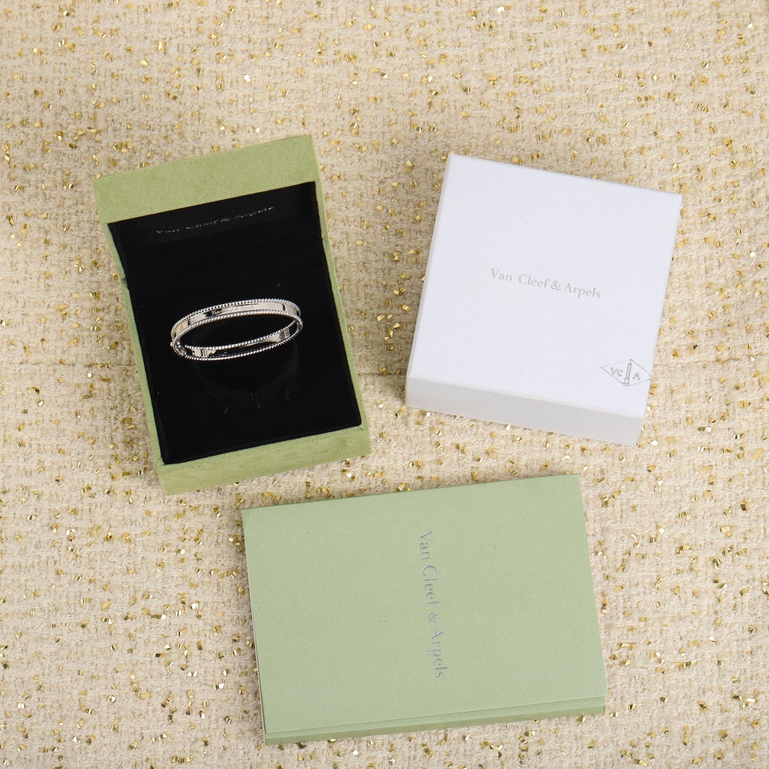 【関税負担なし・送料無料・代引可】ヴァンクリーフ&アーペル バングル 未使用 箱付き